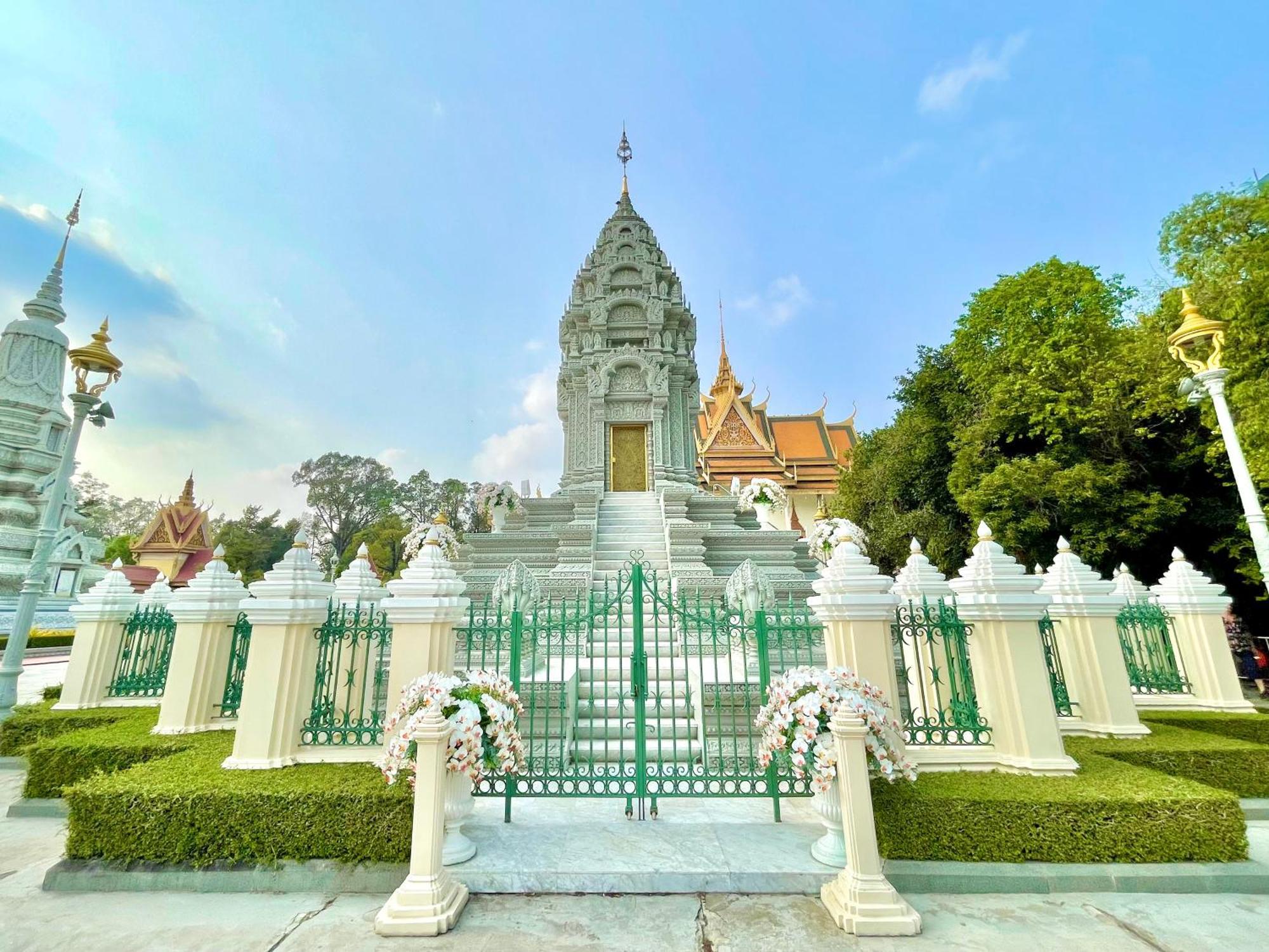 Sky Apartments Riverside - 50M To Royal Palace Phnom Penh Exterior photo