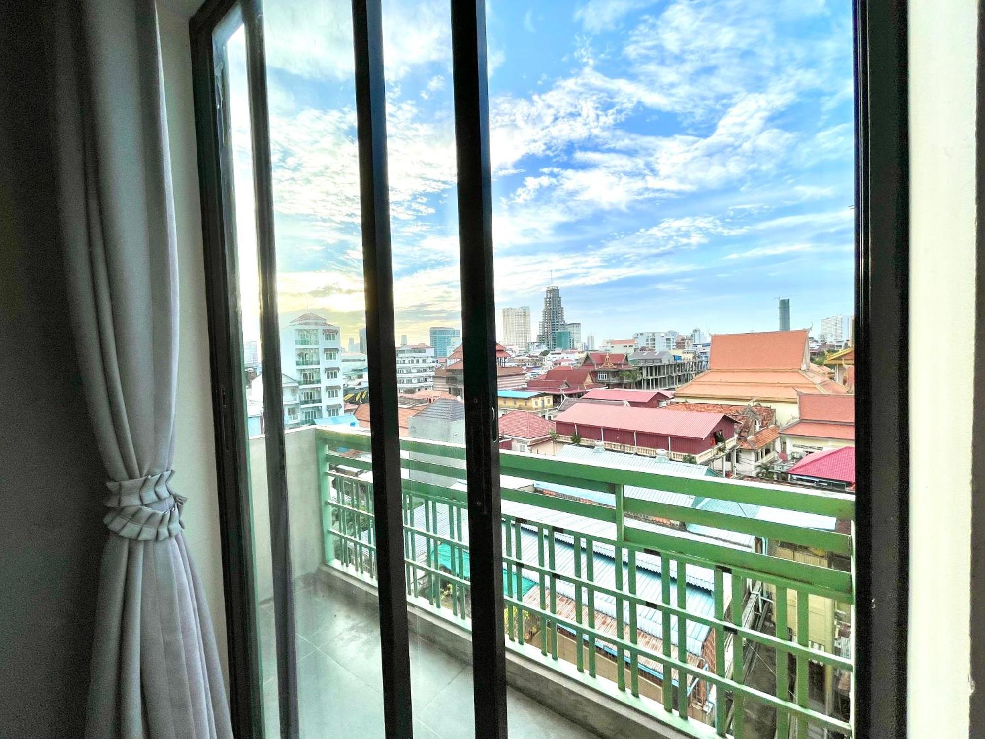 Sky Apartments Riverside - 50M To Royal Palace Phnom Penh Exterior photo