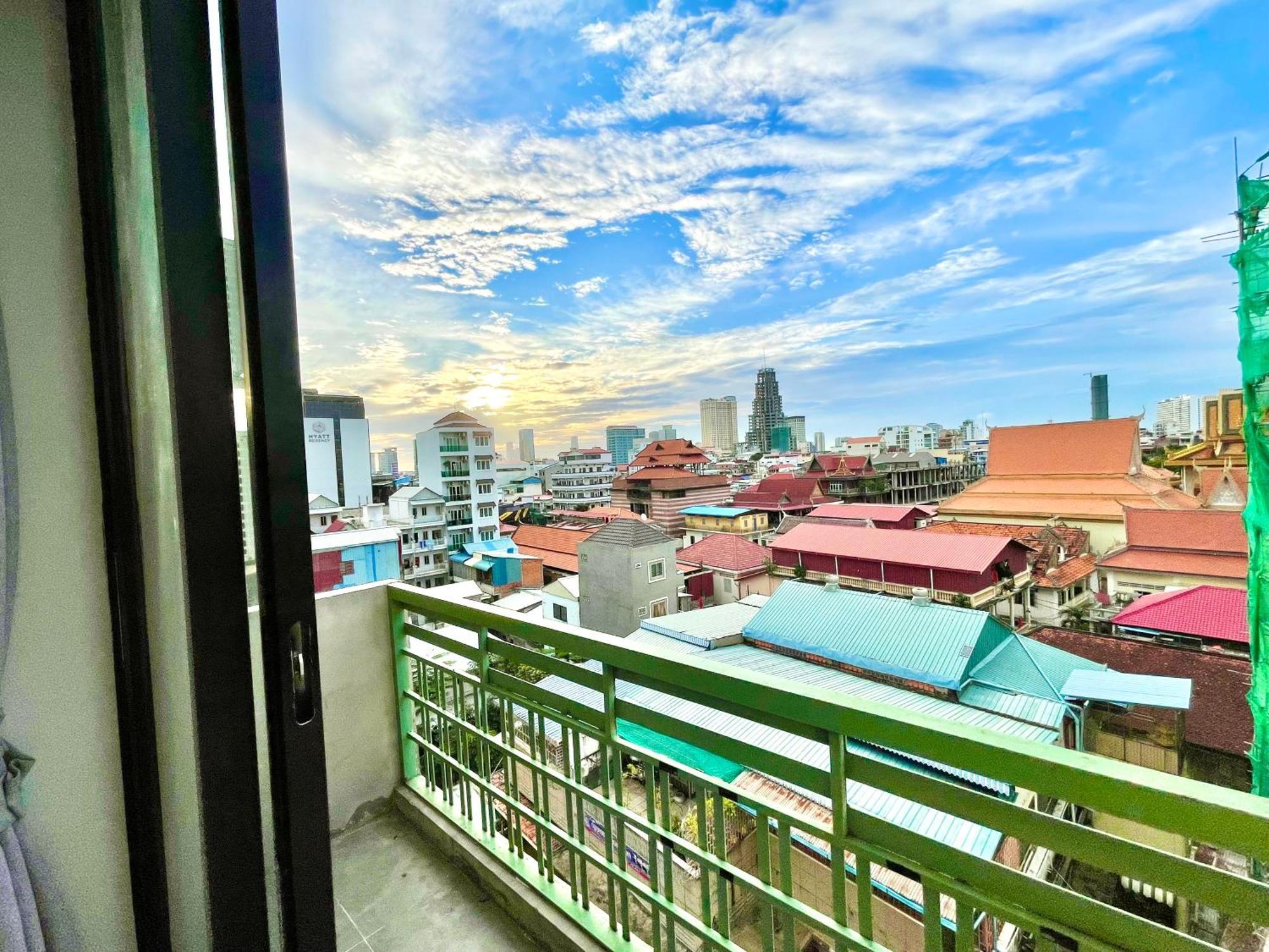 Sky Apartments Riverside - 50M To Royal Palace Phnom Penh Exterior photo