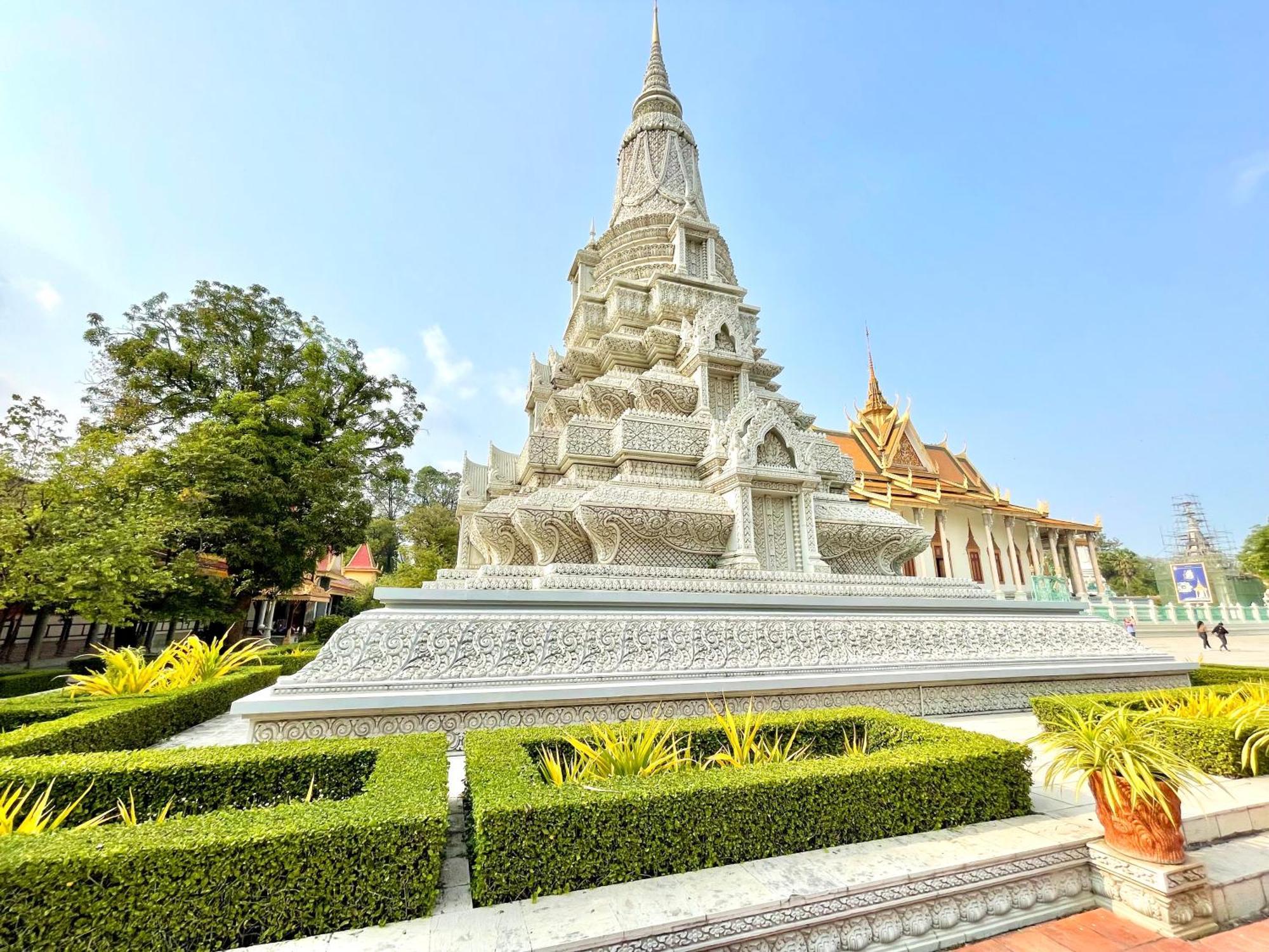 Sky Apartments Riverside - 50M To Royal Palace Phnom Penh Exterior photo