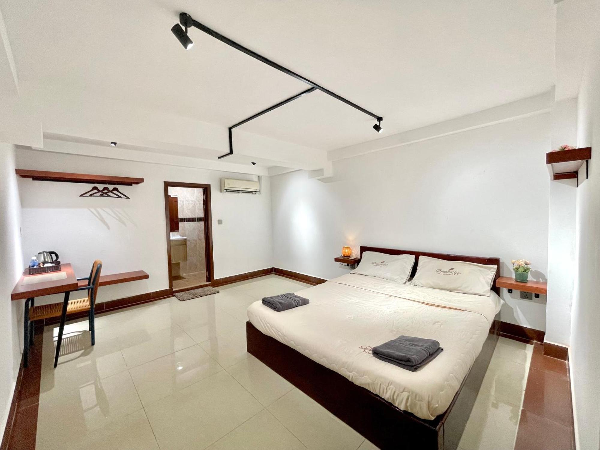 Sky Apartments Riverside - 50M To Royal Palace Phnom Penh Exterior photo