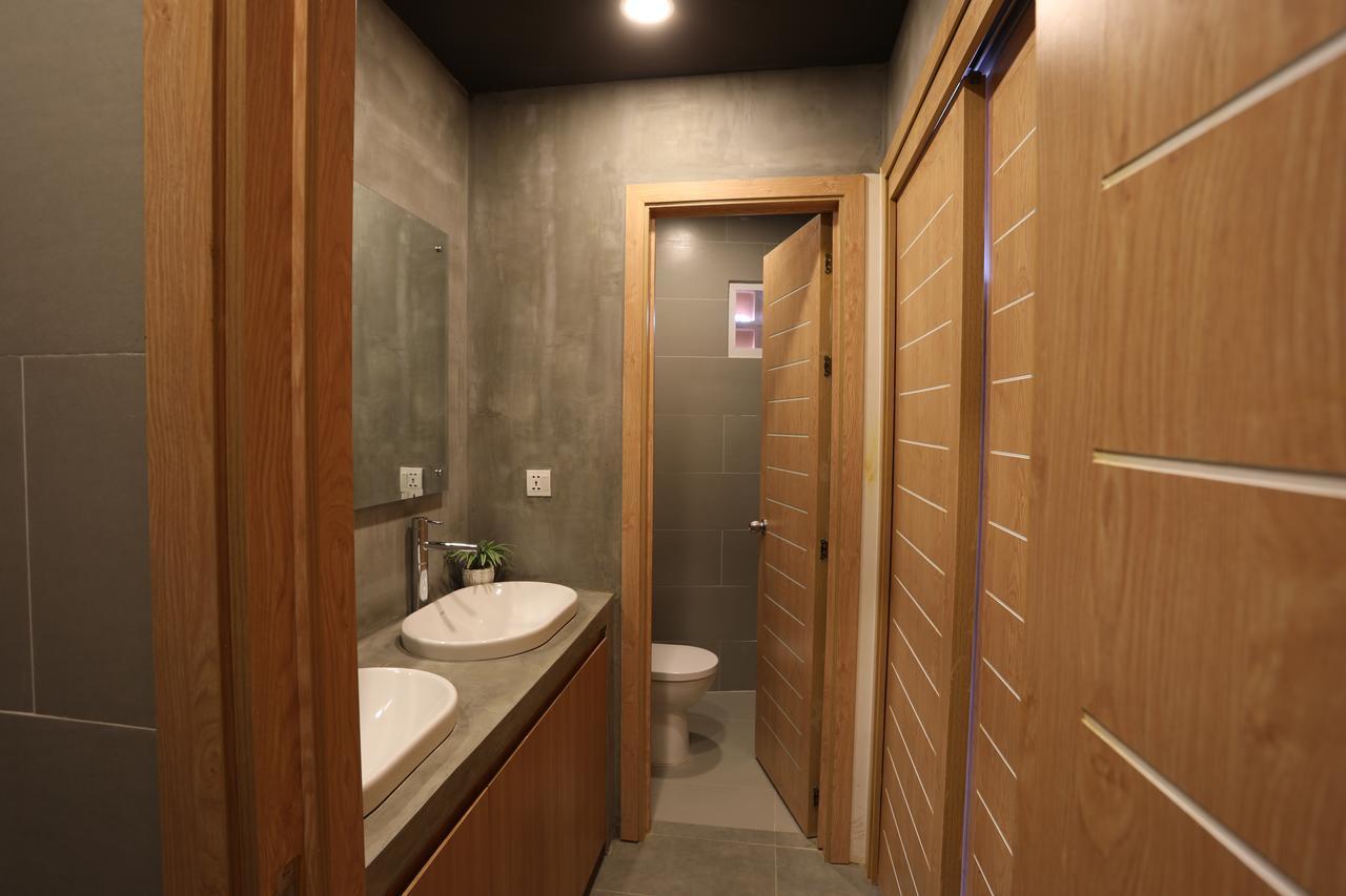 Sky Apartments Riverside - 50M To Royal Palace Phnom Penh Exterior photo